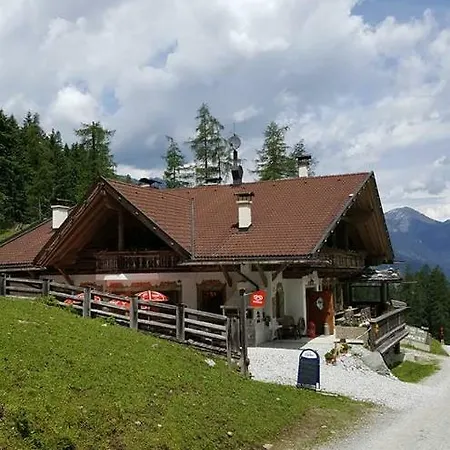 Herzebner Almwirt Country house *